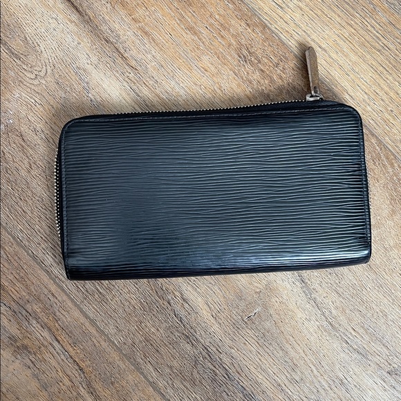 Louis Vuitton EPI Wallet - Picture 5 of 10